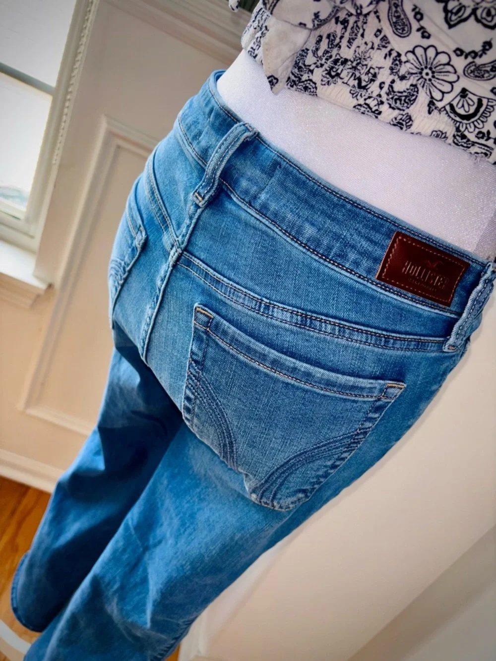 Hollister 👖 Mid Rise Boot Cut Jean Petite - Picture 4 of 8